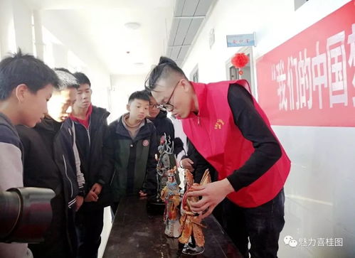 石拐區文聯組織文藝志愿者開展“我們的中國夢——文化進萬家、進校園”文化藝術交流活動